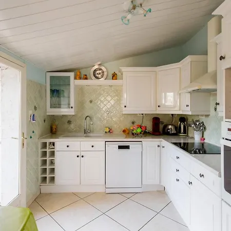 Carole Yourhosthelper. Villa Roquebrune-sur-Argens